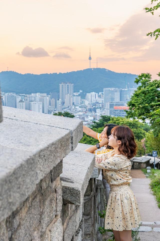 낙산공원에서 감성 사진을 남기는 여행객들 사진서울관광재단