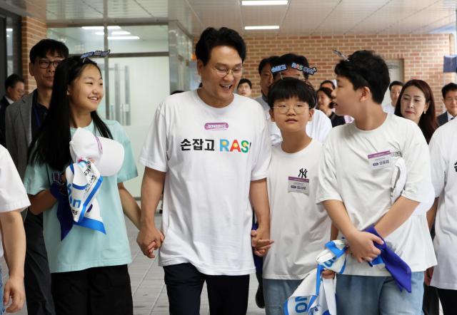 안민석 교육감이 31일 성남 하원초등학교에서 ‘라스인성키움 특별위원회와 함께하는 손잡고 RAS ON’ 행사를 진행했다 사진경기도교육청