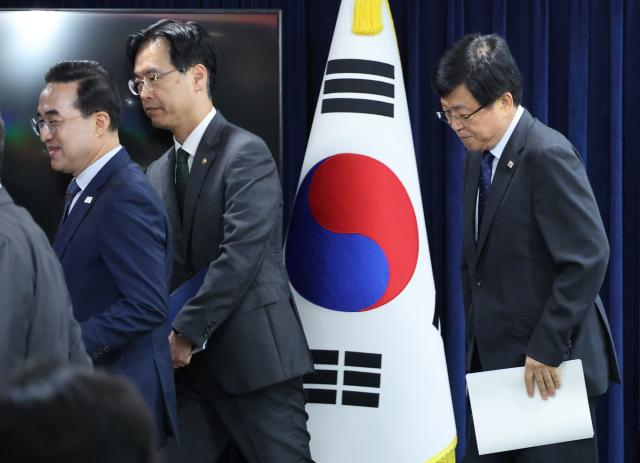 굳은 표정의 최교진 교육부 장관 사진연합뉴스