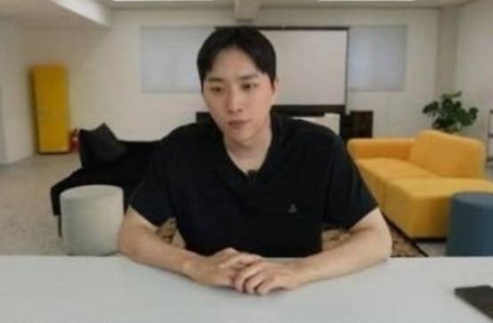 Capture of Park WI during his YouTube video regarding the incident Captured photo from Park Wis official YouTube channel Weracle