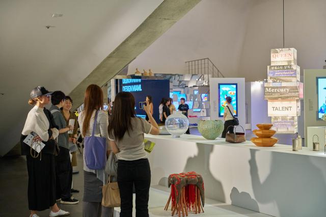 디자인마이애미 전시 관람 모습사진서울디자인재단