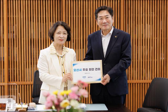 조용호 오산시장오른쪽이 31일 오후 경기도청을 찾아 추미애 경기도지사와 간담회를 갖고 오산시 주요 현안에 대한 협조를 요청했다 사진오산시