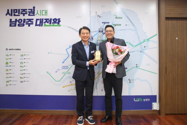최현덕 남양주시장왼쪽이 31일 홍보대사로 위촉된 개그맨 김종석과 기념촬영을 하고 있다 사진남양주시