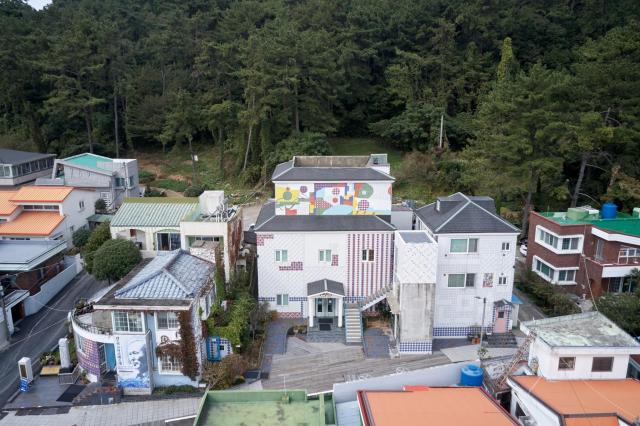 화가 전혁림19162010이 털어 건립개관한 전혁림미술관2003의 외관 사진통영시