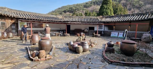 우리나라 민화의 가치를 재발견하고 민학 운동을 전개해 온 조자룡이 1968년 서울에 에밀레하우스연 것을 계기로 1970년 에밀레박물관으로 개명후 1983년 충북 보은으로 이전 2000년설립자 타계 후 장기 방치 및 화재로 폐허가 되었다 2021년 후손과 주민들이 복원해 조자용 민 문화관으로 개관 운영 중이다