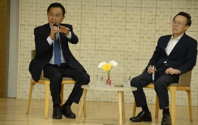 김세훈 화천군수가 31일 오후 사내종합문화센터에서 열린 2026년 8월 ‘찾아가는 인문학 강연’에서 시사평론가 최창렬 용인대 교수와 함께 ‘상생화천’을 주제로 주민들과 대담을 나누고 있다사진박종석 기자