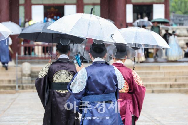 [포토] 비 오는 경복궁에서 분주한 발걸음