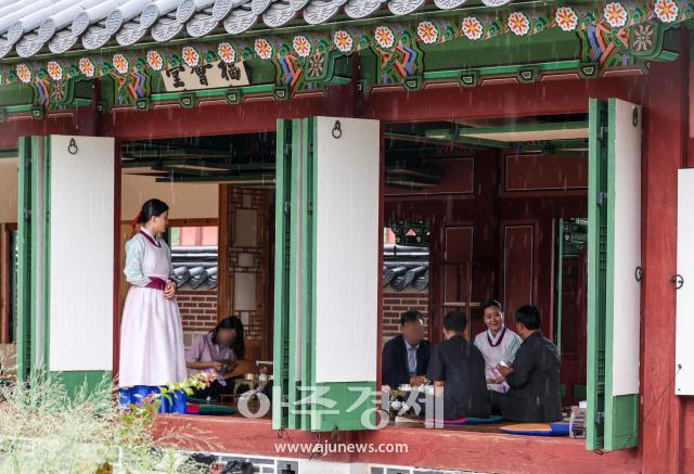 [포토] 비오는 경복궁에서 열린 2026 하반기 경복궁 생과방 리허설 현장