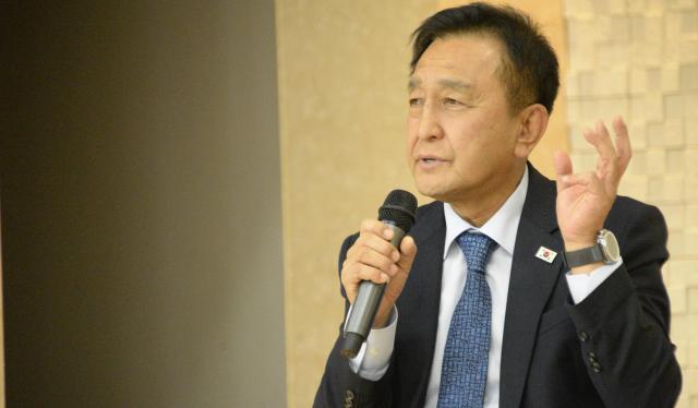 金世勲華川郡長が31日午後、社内総合文化センターで開催された2026年8月の『訪問人文学講演』で『共生華川』をテーマに住民と対談している。写真=朴鍾石記者