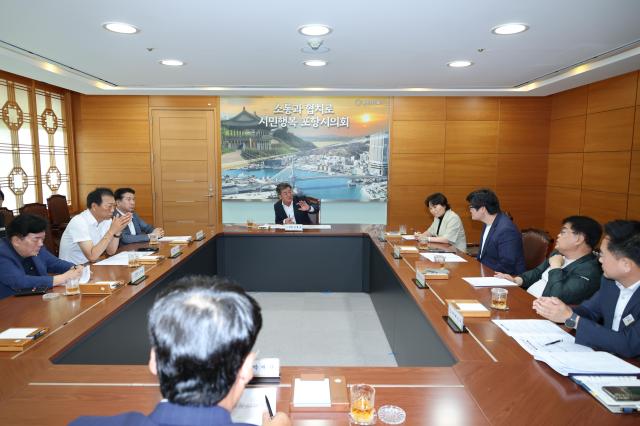 포항시의회는 31일 오전 소회의실에서 김철수 의장을 비롯한 의장단과 상임위원장이 참석한 가운데 포항시 지방채 발행 관련 간담회를 개최했다 사진포항시의회