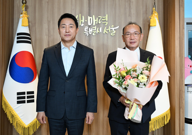 오세훈 서울시장왼과 송주범 120다산콜재단 이사장이 임명 기념촬영을 하고 있다 사진서울시 