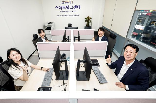 정명근 화성특례시장맨 앞쪽 오른쪽이 동탄구청 3층 화성특례시 스마트워크센터에서 본격 운영에 앞서 근무 환경을 점검하고 직원들과 기념촬영을 하고 있다 사진화성시
