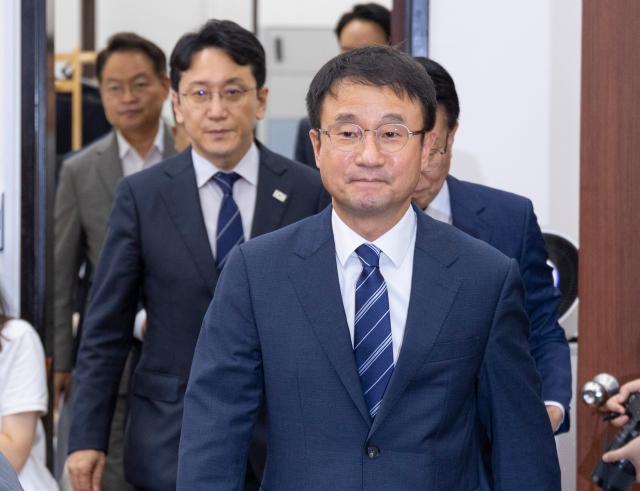 더불어민주당 한병도 원내대표와 권칠승 정책위의장을 비롯한 원내부대표단이 1일 국회에서 열린 원내대책회의에 입장하고 있다사진연합뉴스