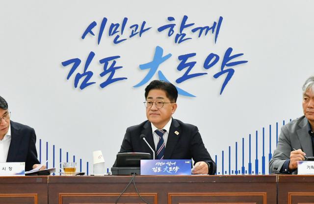 이기형 김포시장은 지난 31일월 취임 후 첫 대면 확대간부회의를 주재하며 주요 현안 사업추진 상황과 추석 연휴 대비 부서별 준비 현황을 점검했다 사진김포시