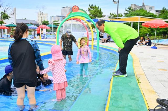 “도심 속 여름 쉼터”…청초호유원지 물놀이터 9050명 찾았다 사진속초시