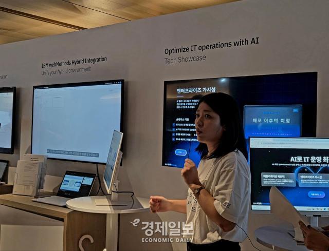 IBM 관계자가 IBM AI 서밋에서 부스를 설명하고 있다 사진류청빛 기자