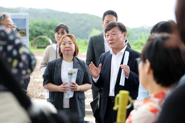 남종섭 경기도의회 의장이 내달 준공을 앞둔 기흥호수공원 야외무대 조성 현장을 찾아 막바지 공사 진행 상황과 안전관리 실태를 점검했다 사진경기도의회