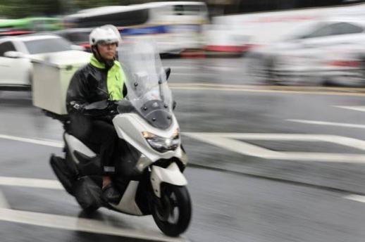 Late monsoon pushes online shopping to record high in July