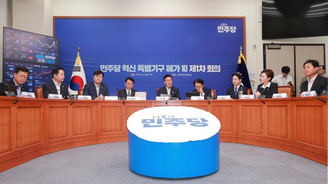 더불어민주당 메가프로젝트 및 지방성장 특별위원장인 김민석 대표가 지난달 31일 국회에서 열린 특위 제1차 회의에 참석해 발언하고 있다 사진연합뉴스