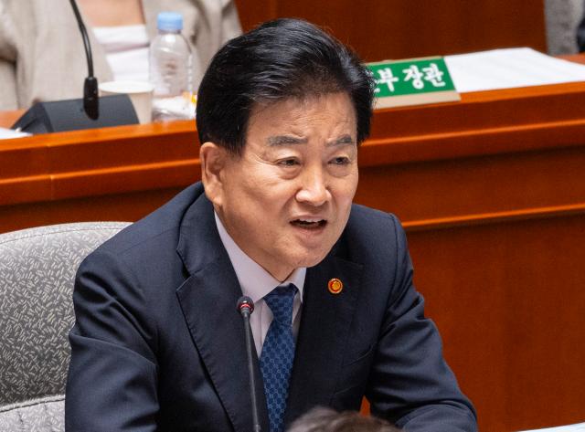 정동영 통일부 장관이 지난달 24일 국회에서 열린 예산결산특별위원회 전체 회의에 출석해 무소속 한동훈 의원의 질의에 답하고 있다 사진연합뉴스