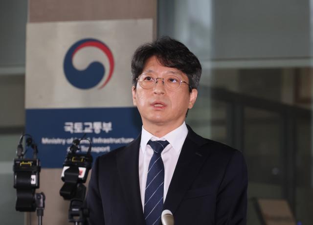 취재진 질문에 답하는 홍지선 국토부 장관 후보자 사진연합뉴스