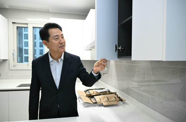 오세훈 서울시장이 1일 송파구 신천동 잠실르엘 미리내집을 찾아 아파트에서 내부 시설을 확인하고 있다 사진서울시