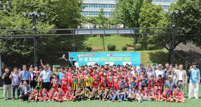 参加“2026韩中青少年五人制足球文化交流活动”的韩中双方嘉宾及青少年运动员合影【图片来源 Sportech Korea】