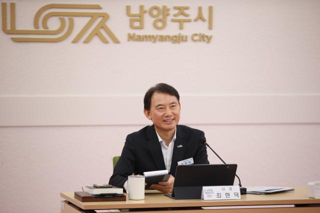 최현덕 남양주시장이 1일 시청 여유당에서 열린 9월 시정현안토론회에서 ‘남양주형 기본사회’ 정책 방향에 대해 발언하고 있다 사진남양주시