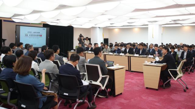 1일 시청 여유당에서 열린 9월 시정현안토론회에서 참석자들이 ‘남양주형 기본사회’ 정책모델의 발전 방향과 실행전략을 논의하고 있다 사진남양주시