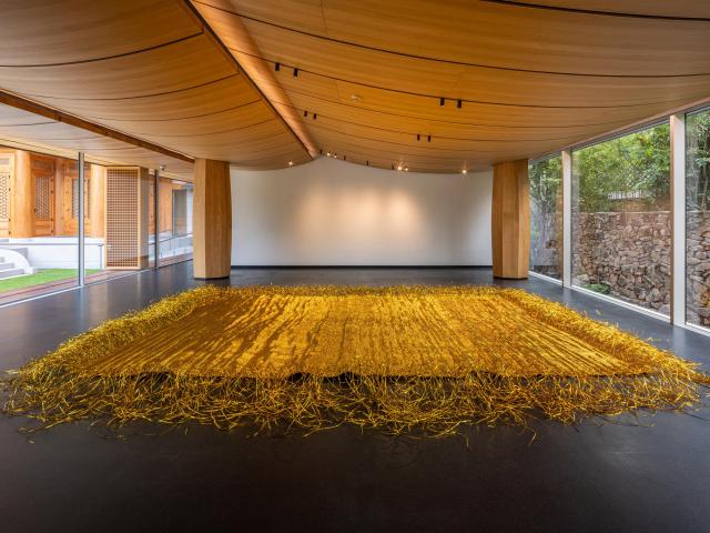 최성임 〈황금이불〉 2026 와이어 타이 620 x 480cm 포도뮤지엄 커미션