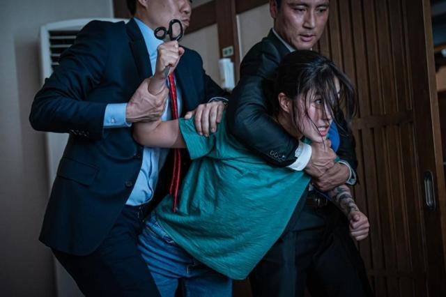 [사진=영화 '불도저에 탄 소녀' 스틸컷]