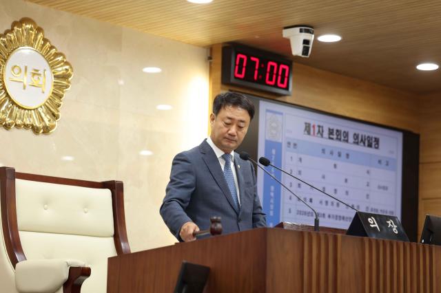 제266회 제1차 정례회 제1차 본회의에서 의사봉 타봉하는 최재영 의장 모습 사진평택시의회