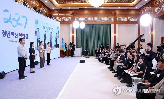 Mở khóa ngân sách dành cho thanh niên 2027”

Seoul  Yonhap Phóng viên Han Sang-gyun  Ngày 288 các quan chức của các bộ ngành liên quan đã trả lời câu hỏi của những người tham dự tại sự kiện “Mở khóa ngân sách dành cho thanh niên 2027” được tổ chức tại Phủ Tổng thống với sự tham dự của Tổng thống Lee Jae-myung
Nhóm phóng viên Nhà xanh cung cấp