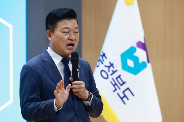 신용한 지사가 9월 직원조회에서 발언을 하고 있다 사진충북도