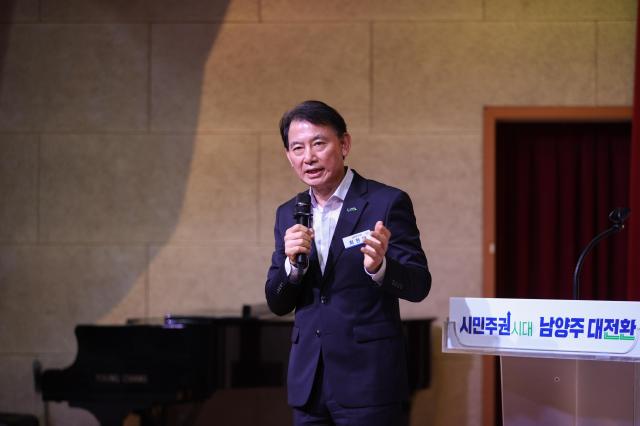 최현덕 남양주시장이 1일 시청 다산홀에서 열린 민선 9기 첫 월례조회에서 직원들에게 현장 중심의 ‘원팀 행정’을 강조하고 있다 사진남양주시