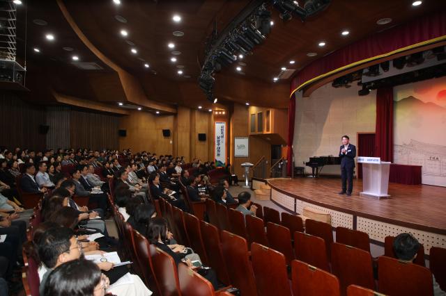 최현덕 남양주시장이 1일 시청 다산홀에서 열린 월례조회에서 직원들과 소통하며 민선 9기 시정 운영 방향을 공유하고 있다 사진남양주시