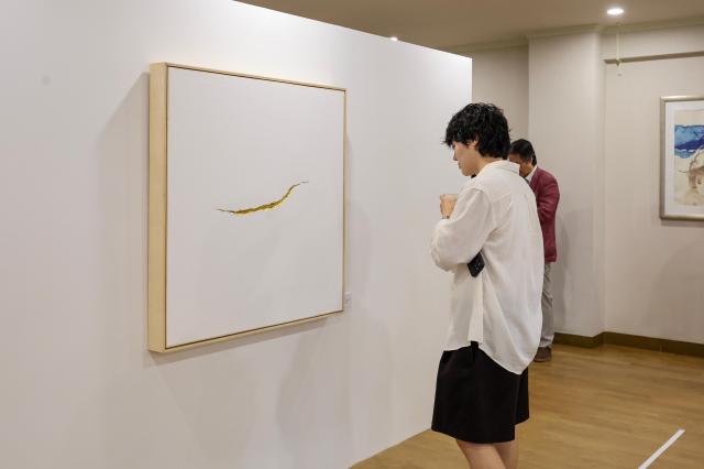 A visitor views a work exploring a gold-traced fracture at “Italy at Frieze: The Golden Trace” at the Italian ambassador’s residence in Seoul on Sept. 1, 2026. AJP Yoo Na-hyun