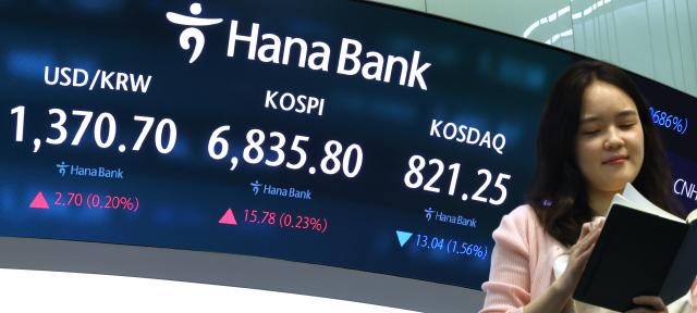 지난 1일 서울 중구 하나은행 본점에서 직원이 증시와 환율을 모니터하고 있다 이날 코스피는 전장보다 1578포인트023 오른 683580에 장을 마쳤다 반면 코스닥지수는 전장보다 1304포인트156 내린 82125에 거래를 마치며 이틀째 하락세를 이어갔다 사진연합뉴스