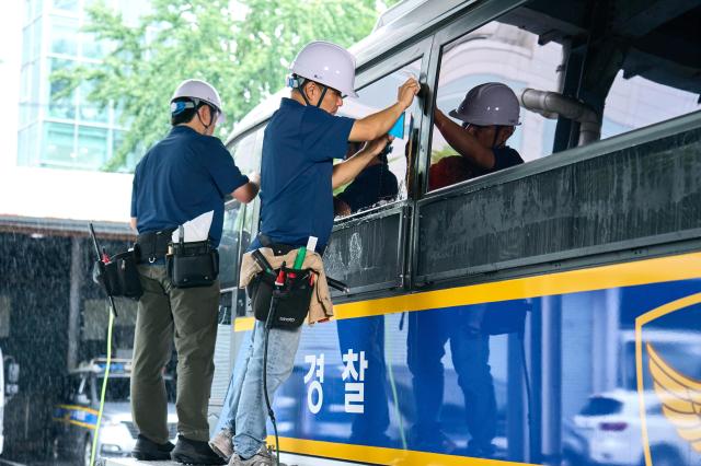 현대차그룹 경찰버스에 실내 온도 낮춰주는 ‘나노 쿨링 필름’ 시범 적용
현대차그룹은 서울특별시경찰청 기동본부서울 중구에서 1기동단 소속 경찰 버스 두 대에 차량 실내 온도를 낮춰주는 첨단 소재인 ‘나노 쿨링 필름Nano Cooling Film’을 적용했다고 2일수 밝혔다
