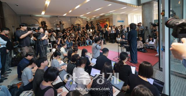 [포토] 역대급 취재진 몰린 성평등가족부 장관 후보자 첫 출근길 모습