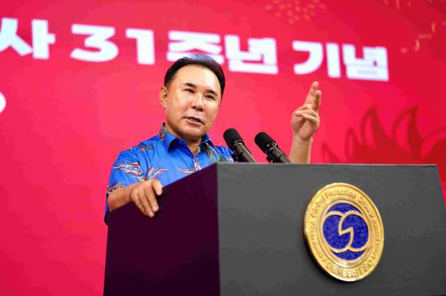 윤홍근 제너시스BBQ그룹 회장이 지난 1일 경기도 이천 치킨대학에서 열린 창립 31주년 기념식에서 발언하고 있다 사진제너시스BBQ그룹