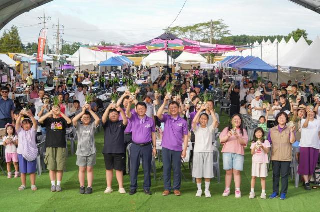 ‘제4회 장항 맥문동 꽃 축제’가 열린 장항 송림자연휴양림에 보랏빛 맥문동을 감상하려는 관광객들이 몰려 인산인해를 이루고 있다사진서천군