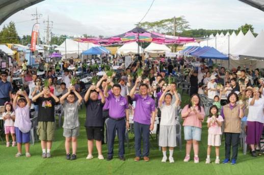 서천군, 장항 맥문동 꽃 축제 15만 3000명 찾았다…여름 대표축제 우뚝