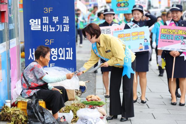 김보라 시장이 안성장날을 맞아 시장 주변 도로에서 7개 기관·단체가 참여한 가운데 ‘교통질서 확립 및 교통사고 제로 캠페인’을 실시했다 사진안성시