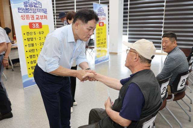 장흥군이 8월 31일부터 군민 1인당 30만원의 민생안정지원금 지급을 시작한 가운데 사순문 장흥군수가 지급 첫날 ‘찾아가는 신청’ 현장을 직접 찾아 군민들의 목소리를 청취했다사진장흥군
