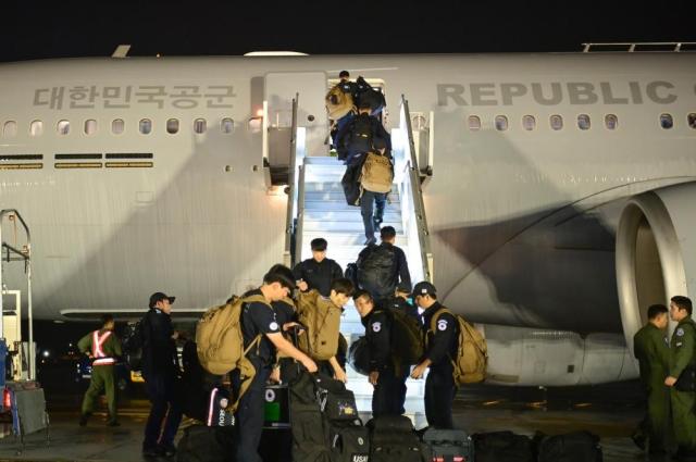 Additional rescue workers arrive in Nepal as nine South Koreans remain missing