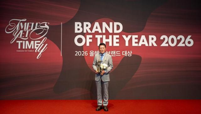 김기태 보람상조 대표이사가 ‘2026 올해의 브랜드 대상’ 시상식에서 상조 부문 대상을 수상한 후 기념촬영을 하고 있다 사진보람그룹
