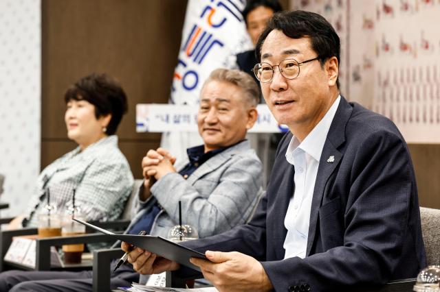 정명근 화성특례시장화성시 노사민정협의회 위원장이 2일 화성시청 중앙회의실에서 열린 ‘2026년 노사민정 공동선언식’에서 인사말을 하고 있다 사진화성시