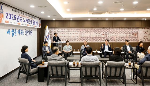 정명근 화성특례시장화성시 노사민정협의회 위원장이 2일 화성시청 중앙회의실에서 열린 ‘2026년 노사민정 공동선언식’에서 인사말을 하고 있다 사진화성시