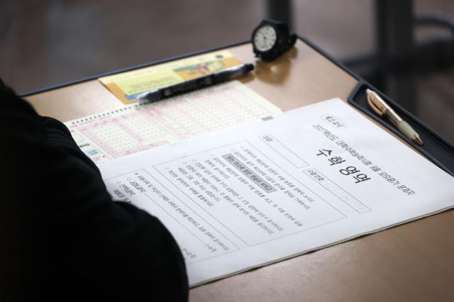 2027학년도 대학수학능력시험 9월 모의평가가 치러진 2일 서울 양천구 종로학원 본원에서 재수생이 시험 시작을 기다리고 있다 사진연합뉴스